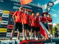 Bartosz Andrzejewski z młodymi motocyklistami na podium FIM Junior Motocross World Championship.