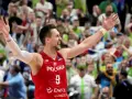 Bartosz Szczepanik w koszulce z numerem 9, z podniesionymi rękami, świętuje zwycięstwo na tle rozentuzjazmowanych kibiców.