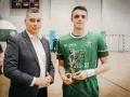 Andrzej Widomski z pucharem w ręku, obok młody sportowiec w zielonej koszulce.