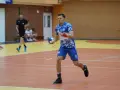 Kamil Krieger w akcji na boisku do piłki ręcznej, z piłką w dłoni, gotowy do rzutu.