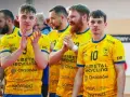Drużyna MTS Chrzanów w żółtych koszulkach z numerami 3 i 10. Zawodnicy klaszczą, świętując zwycięstwo.