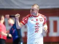 Jakub Szyszko, zawodnik z numerem 33 na koszulce, świętuje zdobycie punktu.