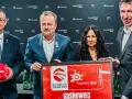 Grzegorz Mentel z partnerami prezentuje piłkę i planszę z logo Mistrzostw Świata U21 w Piłce Ręcznej 2025 w Sosnowcu.