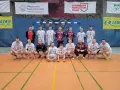 Drużyna piłkarzy ręcznych, w tym Wojciech Stec, pozuje do zdjęcia w hali sportowej.