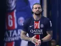 Elohim Prandi, zawodnik PSG, w koszulce z numerem 71, z tatuażami na ramionach.
