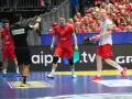 Daniel Reznicky w czerwonej koszulce z numerem 77 na boisku do piłki ręcznej.
