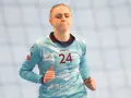 Adrianna Płaczek w akcji, z numerem 24 na koszulce, biegnie po boisku.