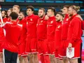 Drużyna piłki ręcznej Polski w czerwonych strojach, gotowa do meczu z Norwegią.