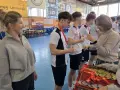 Bartosz Kuczyński i inni młodzi sportowcy odbierają medale po zawodach.