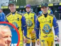 Trzech zawodników w żółto-niebieskich kevlarach, gotowych do startu w **superlidze mężczyzn**. W tle widać zaplecze toru żużlowego.