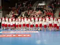 Drużyna Polski na Mistrzostwa Europy w Piłce Ręcznej Mężczyzn, z dziećmi w strojach narodowych.