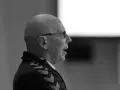 Edward Jankowski, starszy mężczyzna w okularach, mówi z otwartymi ustami.