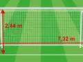 Bramka piłkarska o wymiarach 7,32 m szerokości i 2,44 m wysokości. Pole bramkowe gotowe do gry.