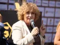 Hanna Targowicka-Kozłowska z mikrofonem, gestykuluje podczas panelu.