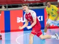 Radosny Bartosz Polak w czerwonej koszulce z numerem 35 świętuje zdobycie bramki.