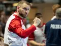 Michał Daszek, z zaciętą miną i zaciśniętą pięścią, kibicuje swojej drużynie.