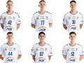 Sześciu zawodników w białych koszulkach z numerami 42, 77, 30, 44, 87, 52. Jakub Skrzyniarz mógłby być jednym z nich.