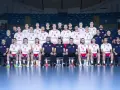Reprezentacja Polski w piłce ręcznej mężczyzn w komplecie, gotowa do walki.