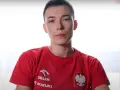 Młoda kobieta, Magda Balsam, w czerwonej koszulce z orłem i logiem Orlen.