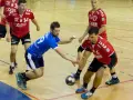 Piłkarze ręczni SPR Wisła Sandomierz walczą o piłkę na boisku.