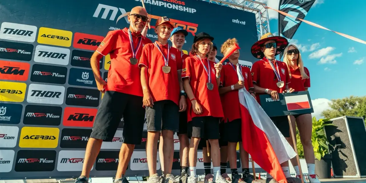 Bartosz Andrzejewski z młodymi motocyklistami na podium FIM Junior Motocross World Championship.