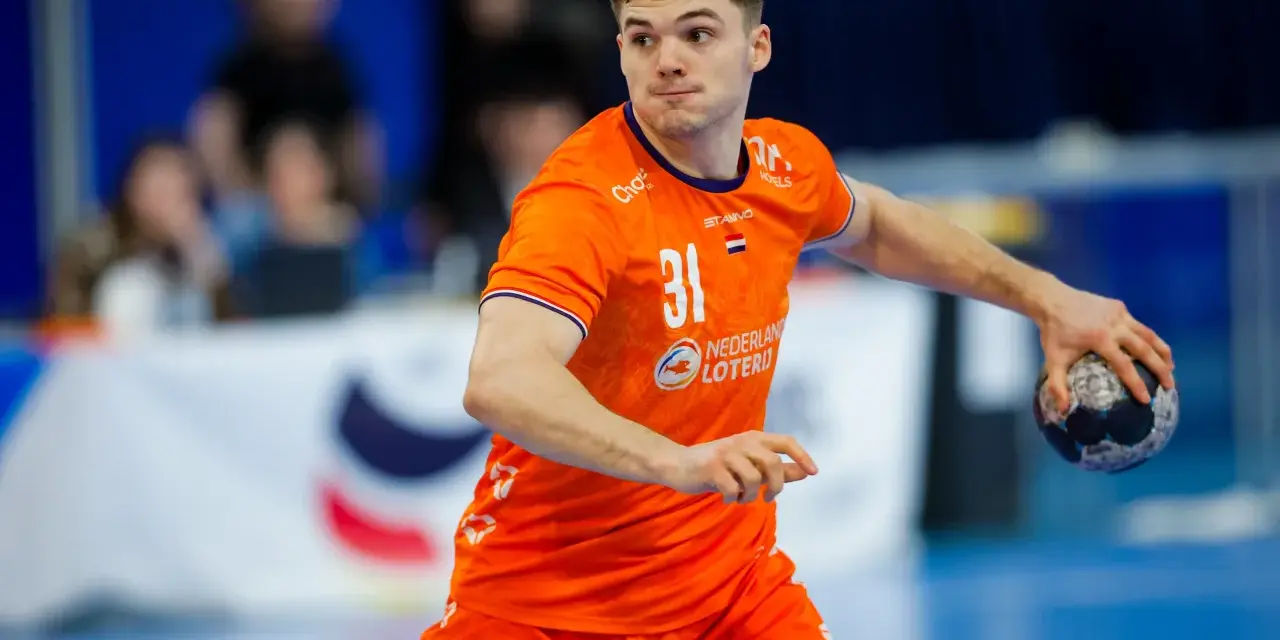 Kay Smits w pomarańczowej koszulce z numerem 31, gotowy do rzutu piłką ręczną.