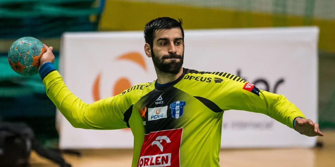 Rodrigo Corrales, bramkarz Wisły Płock, rzuca piłkę ręczną.