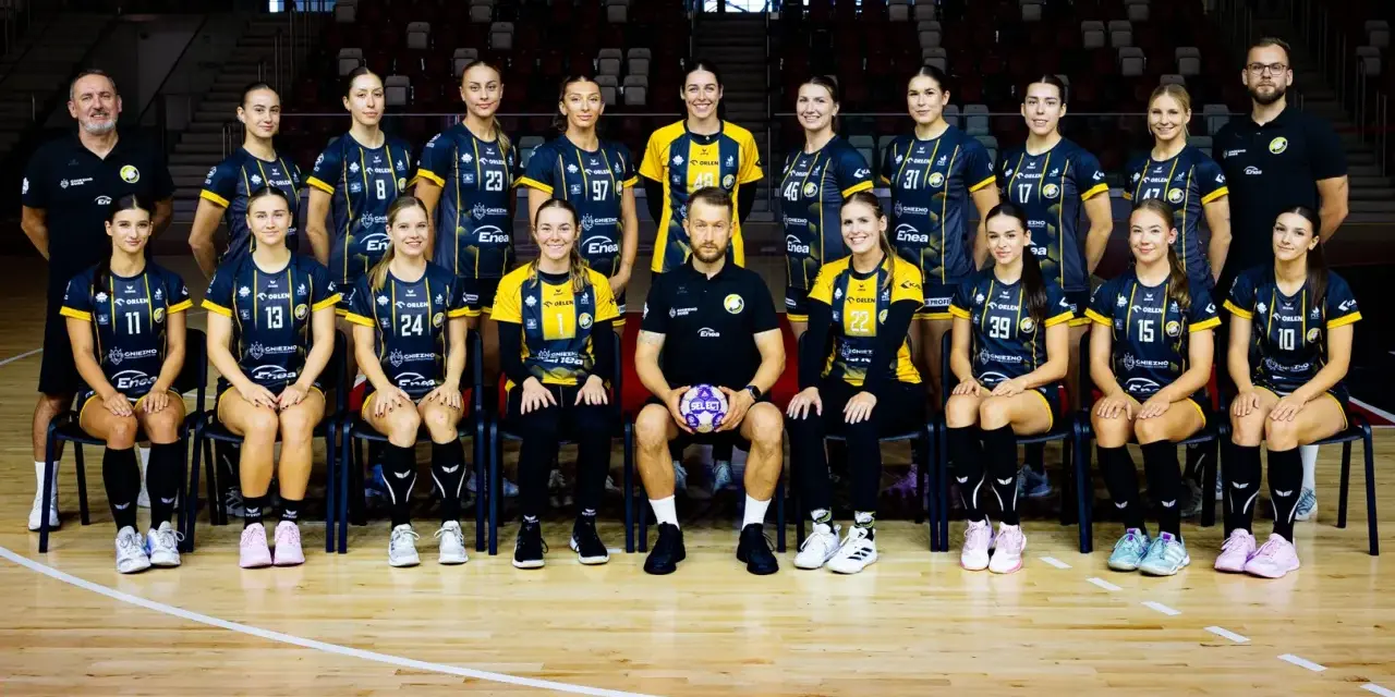 Drużyna MKS Urbis Gniezno w komplecie, gotowa do gry.