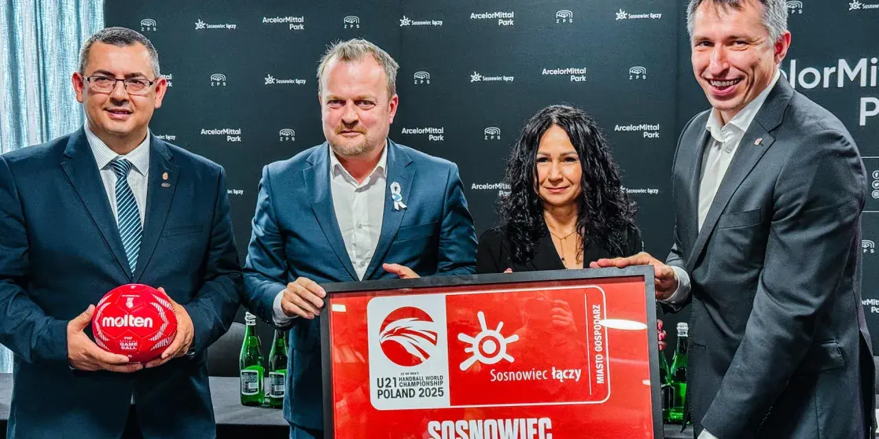 Grzegorz Mentel z partnerami prezentuje piłkę i planszę z logo Mistrzostw Świata U21 w Piłce Ręcznej 2025 w Sosnowcu.
