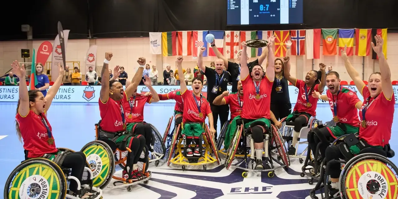 Drużyna Portugalii w piłce ręcznej na wózkach świętuje zwycięstwo. Na ekranie wynik meczu, a w tle flagi państwowe i logo EHF.