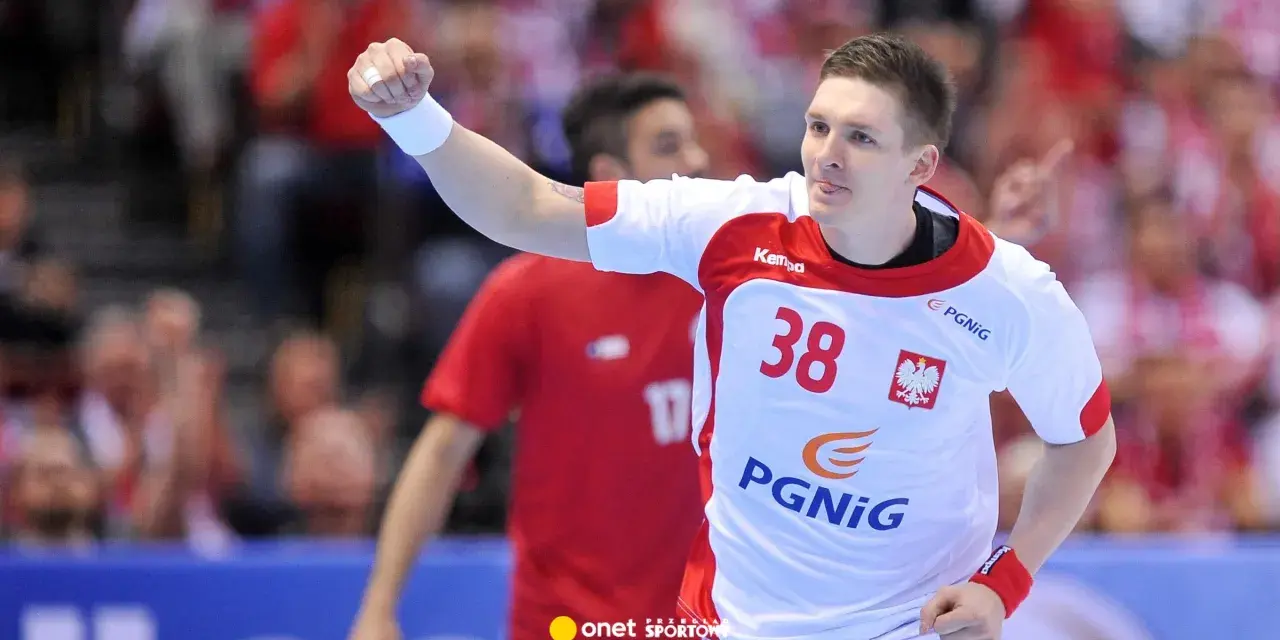 Łukasz Gierak, numer 38, w białej koszulce z orłem, świętuje zdobycie punktu.