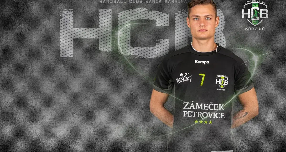 Młody zawodnik Artur Urbański w koszulce z numerem 7 klubu HCB Karviná.