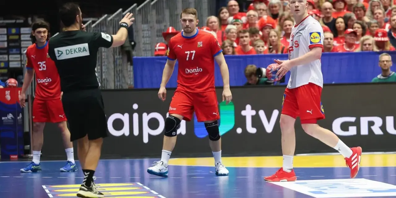 Daniel Reznicky w czerwonej koszulce z numerem 77 na boisku do piłki ręcznej.