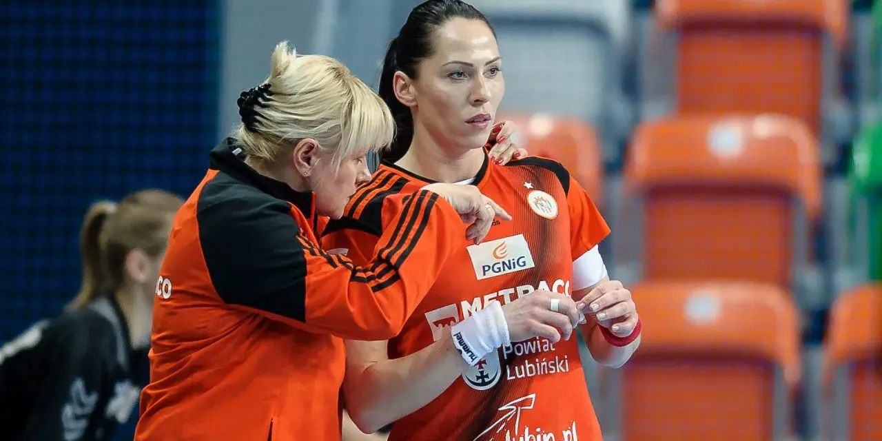Wiktoria Jaroniewska w akcji podczas meczu piłki ręcznej. Trenerka udziela wskazówek zawodniczce.