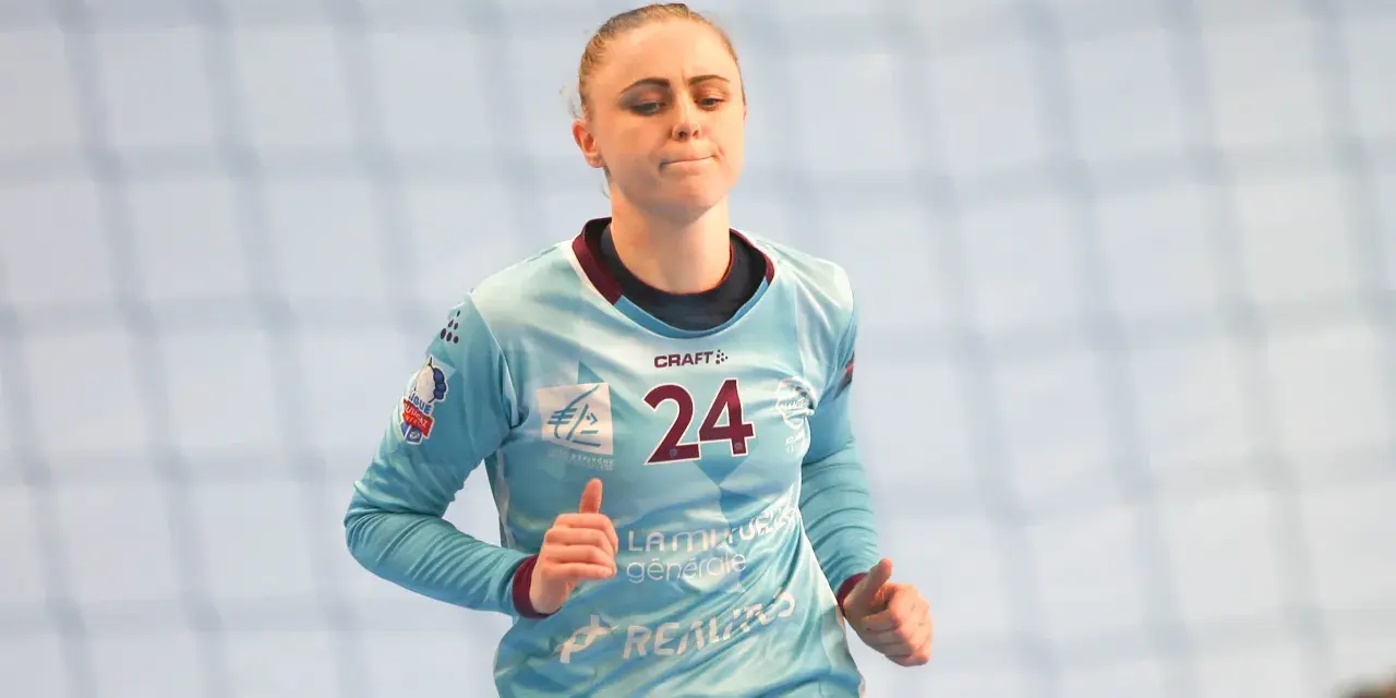 Adrianna Płaczek w akcji, z numerem 24 na koszulce, biegnie po boisku.