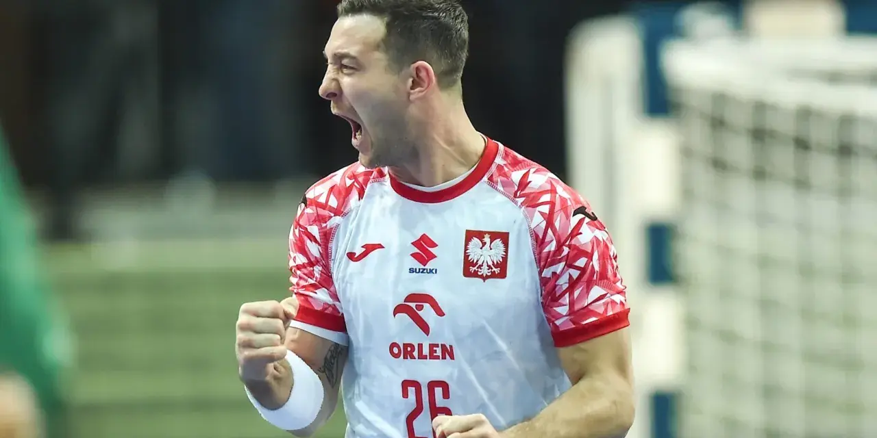 Krajewski w akcji, radość po zdobyciu bramki w meczu piłki ręcznej. Duma z orzełka na piersi.