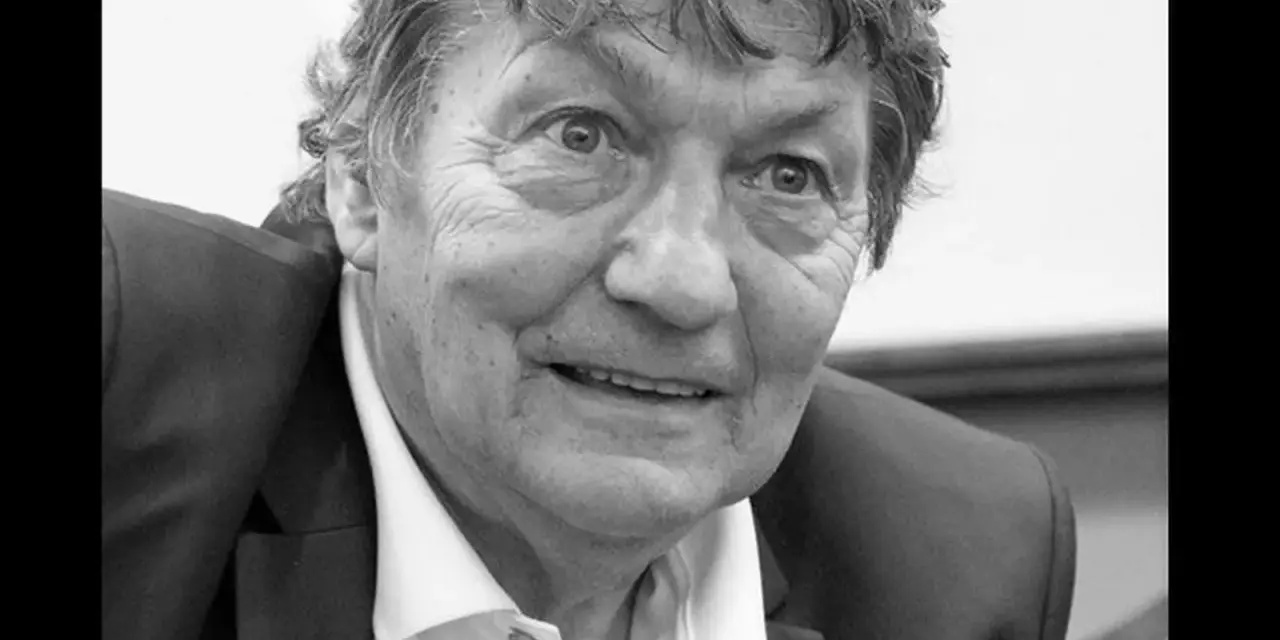 Portret Ryszarda Jedlińskiego w garniturze i białej koszuli. Jego twarz jest lekko uśmiechnięta, a oczy patrzą wprost na widza.
