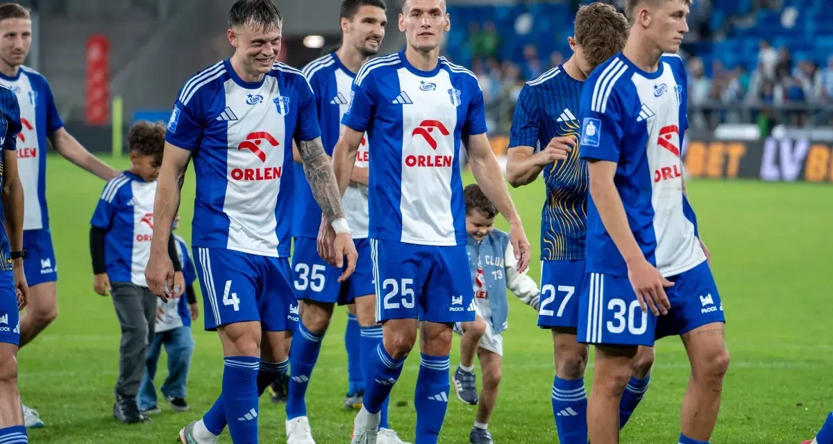 Piłkarze Wisły Płock w niebiesko-białych strojach, gotowi do rozgrywek.