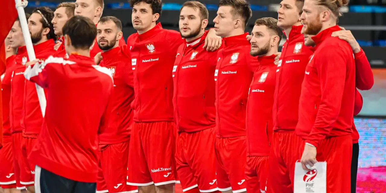Drużyna piłki ręcznej Polski w czerwonych strojach, gotowa do meczu z Norwegią.