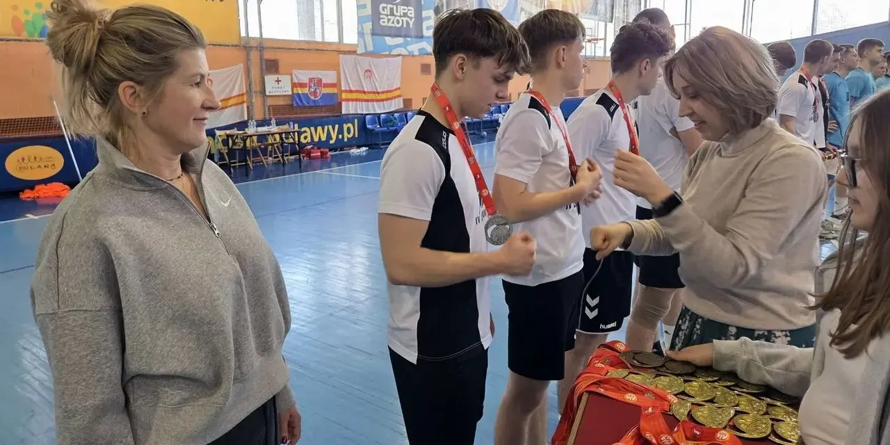 Bartosz Kuczyński i inni młodzi sportowcy odbierają medale po zawodach.