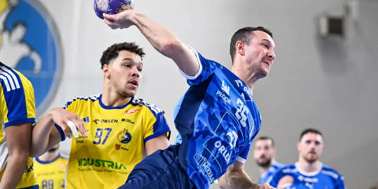 Gracz w niebieskiej koszulce rzuca piłkę, podczas gdy przeciwnik w żółtej koszulce z numerem 97 próbuje go zablokować. Emocjonujący mecz piłka ręczna liga mistrzów.