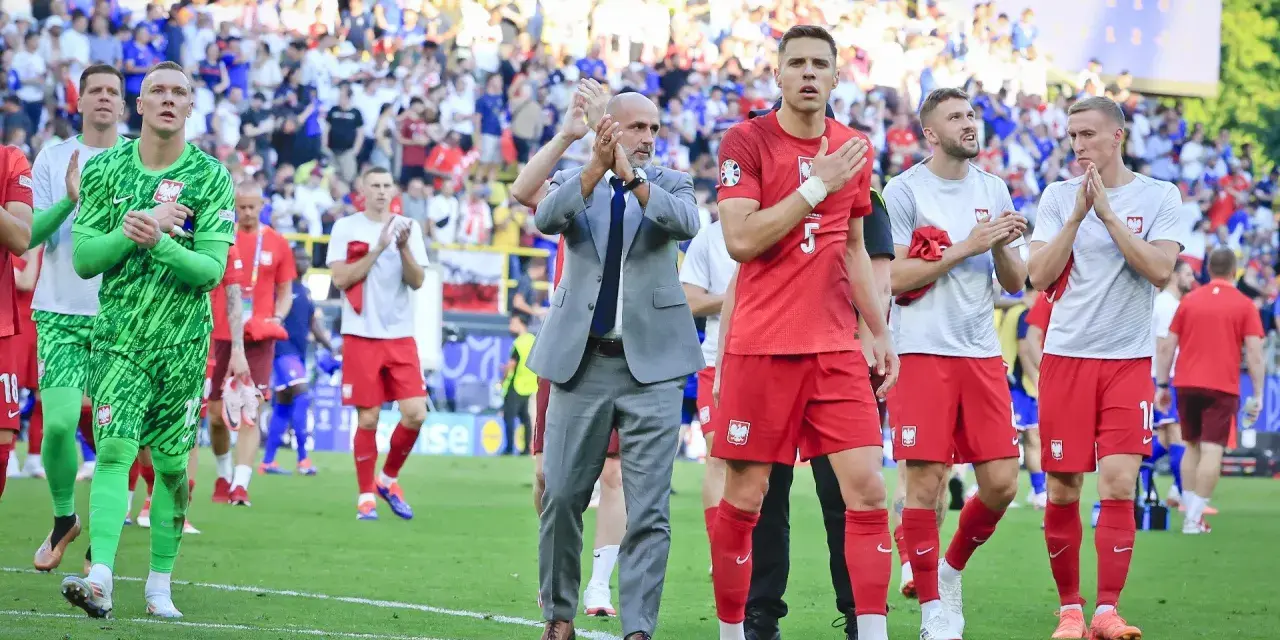 Piłkarze reprezentacji Polski po losowaniu mistrzostw Europy, w geście szacunku dla kibiców, klaszczą na murawie.