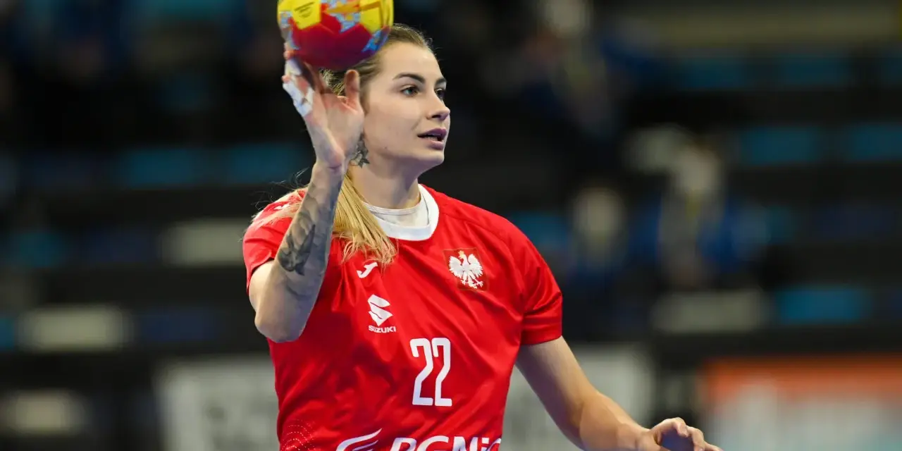 Aleksandra Rosiak w akcji, rzuca piłkę ręczną. Zawodniczka w czerwonej koszulce z numerem 22.