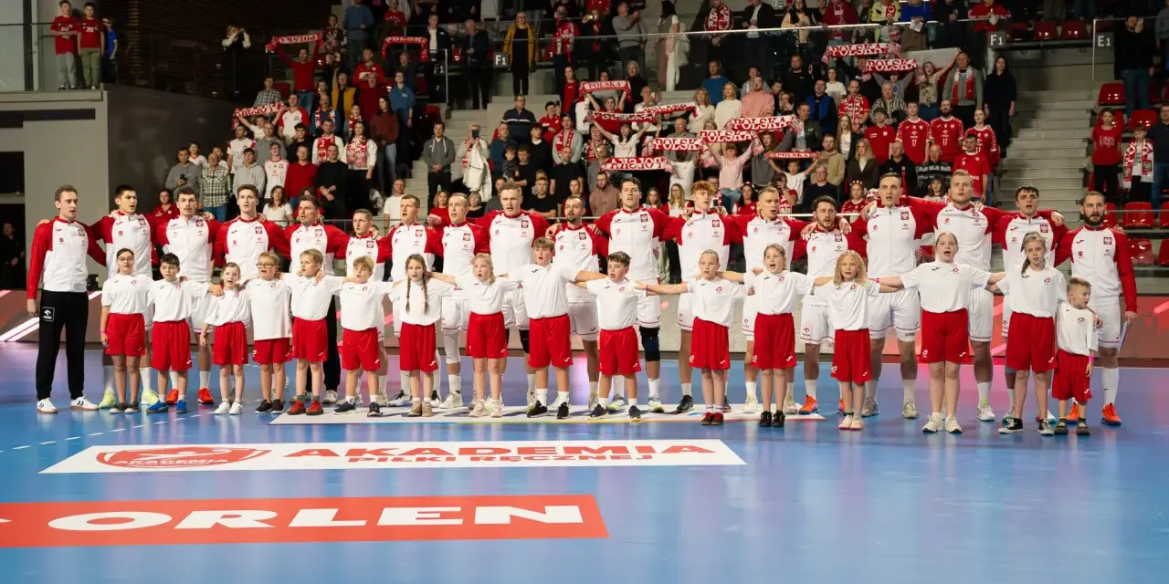 Drużyna Polski na Mistrzostwa Europy w Piłce Ręcznej Mężczyzn, z dziećmi w strojach narodowych.