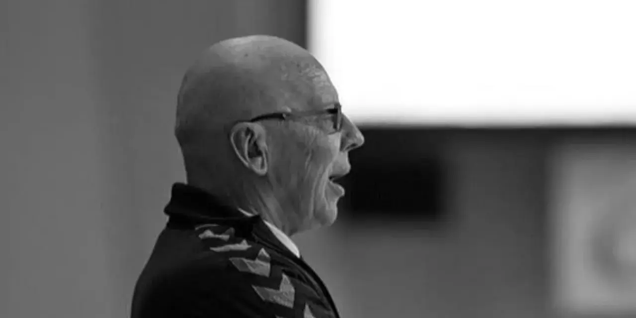 Edward Jankowski, starszy mężczyzna w okularach, mówi z otwartymi ustami.