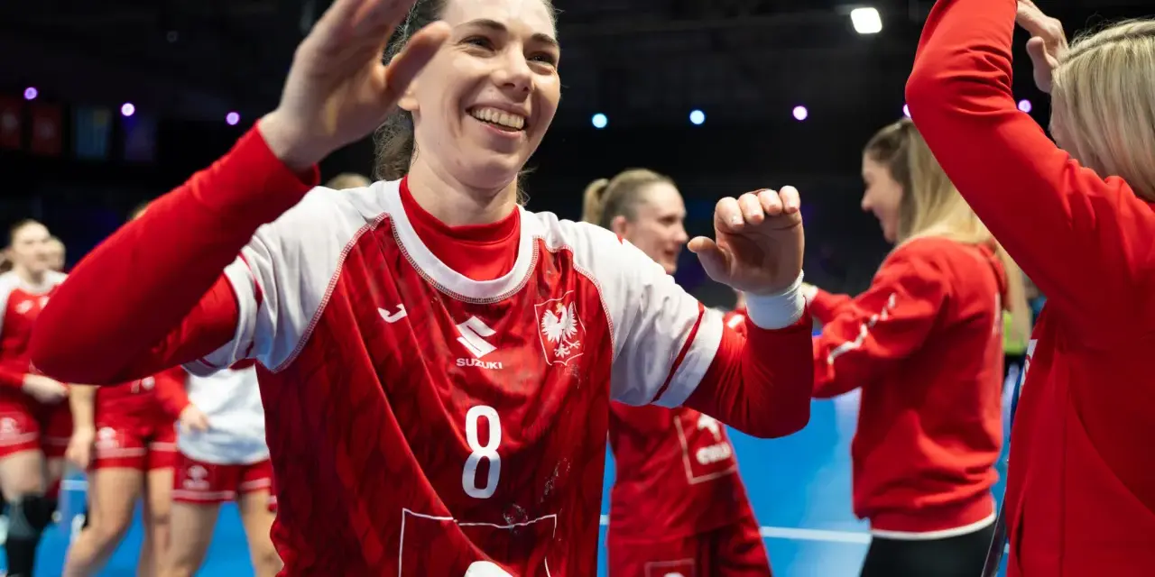 Radosna zawodniczka w koszulce z numerem 8 świętuje sukces w finale piłki ręcznej.