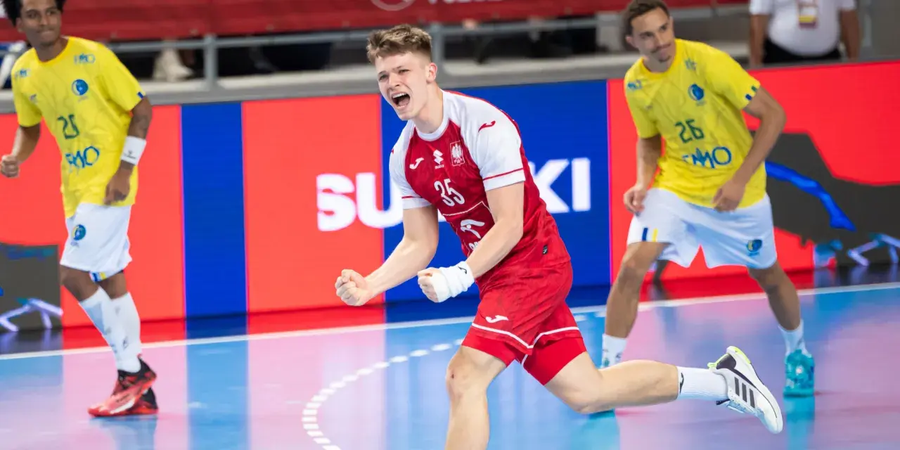 Radosny Bartosz Polak w czerwonej koszulce z numerem 35 świętuje zdobycie bramki.