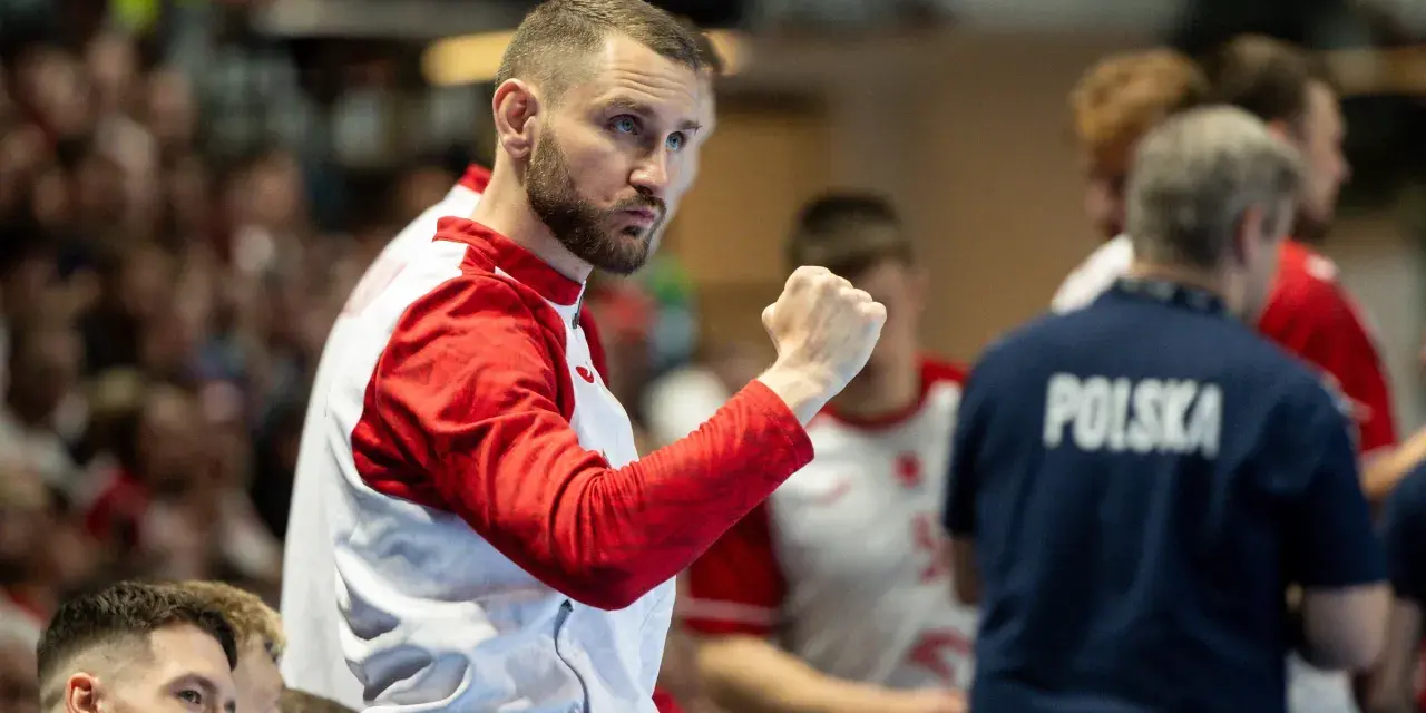 Michał Daszek, z zaciętą miną i zaciśniętą pięścią, kibicuje swojej drużynie.
