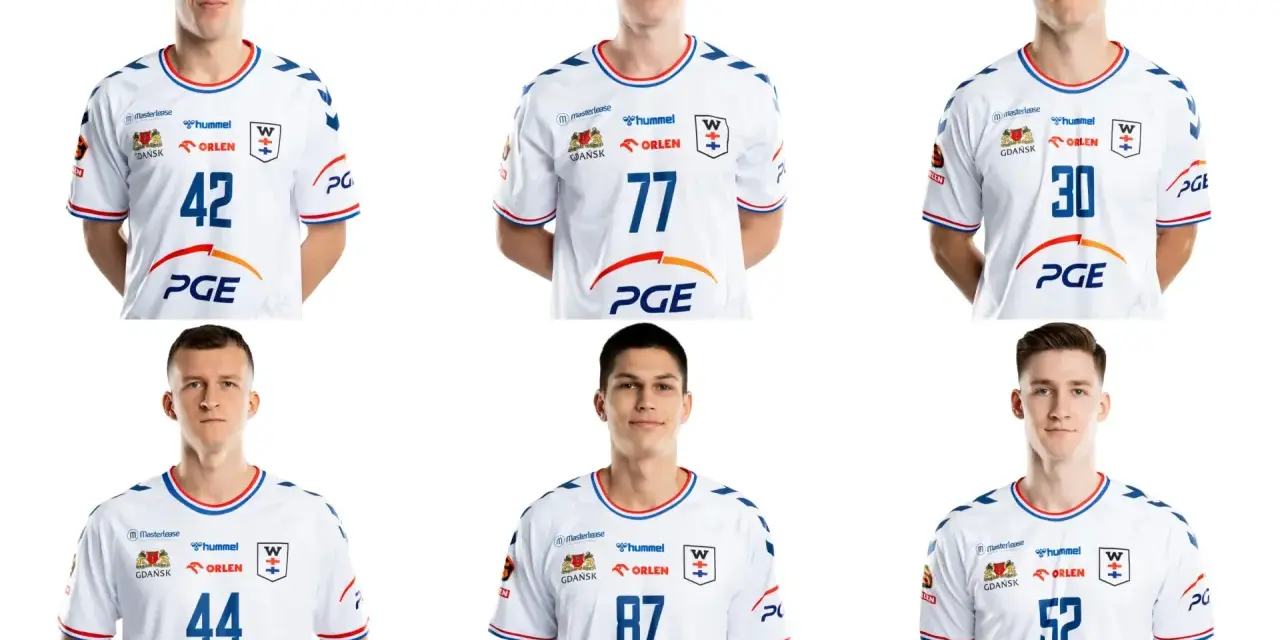 Sześciu zawodników w białych koszulkach z numerami 42, 77, 30, 44, 87, 52. Jakub Skrzyniarz mógłby być jednym z nich.