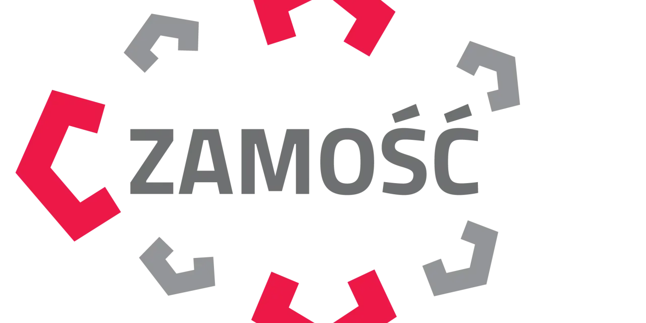 Logo z napisem ZAMOŚĆ otoczone geometrycznymi kształtami w kolorach czerwonym i szarym.